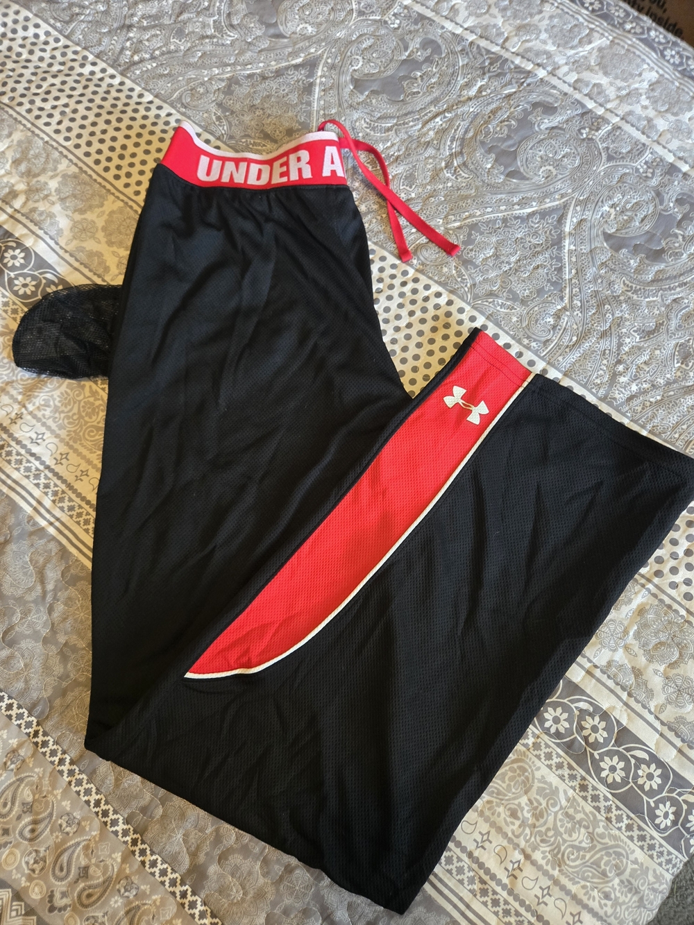 Under Armour Black and Red Men’s Athletic Mesh Joggers With Pockets Size M NWOT